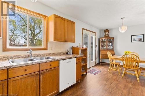 7 Albery Court, Meaford, ON - Indoor Photo Showing Kitchen With Double Sink