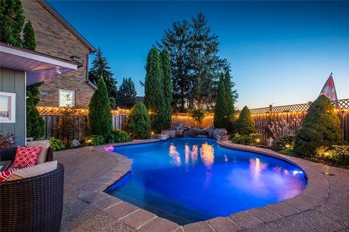 512 Valhalla Court, Oakville, ON - Outdoor With In Ground Pool With Backyard