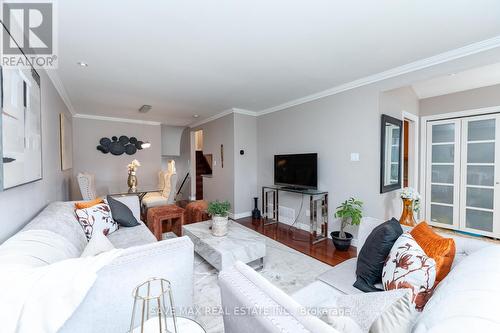 6 Gafney Drive, Mississauga, ON - Indoor Photo Showing Living Room