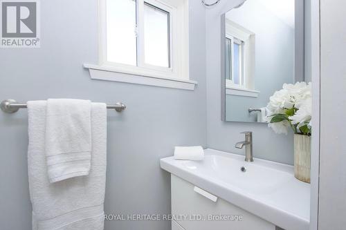911 Harding Street, Whitby, ON - Indoor Photo Showing Bathroom