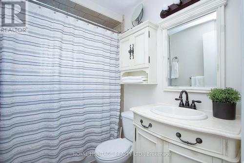911 Harding Street, Whitby, ON - Indoor Photo Showing Bathroom