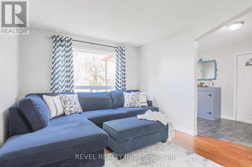 73 King Street, Kawartha Lakes, ON - Indoor Photo Showing Living Room