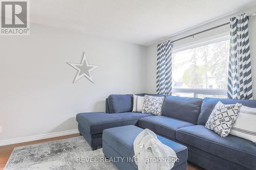 73 King Street, Kawartha Lakes, ON - Indoor Photo Showing Living Room