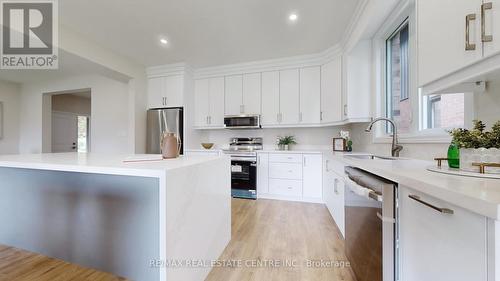 145 Ballantyne Avenue, Cambridge, ON - Indoor Photo Showing Kitchen With Upgraded Kitchen