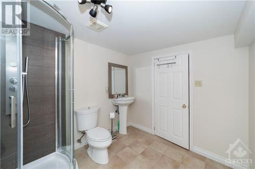 1682 Amberdale Crescent, Ottawa, ON - Indoor Photo Showing Bathroom