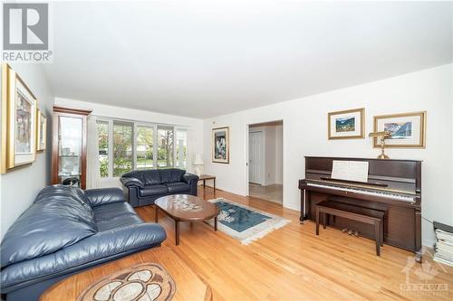 1682 Amberdale Crescent, Ottawa, ON - Indoor Photo Showing Living Room