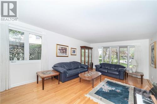 1682 Amberdale Crescent, Ottawa, ON - Indoor Photo Showing Living Room