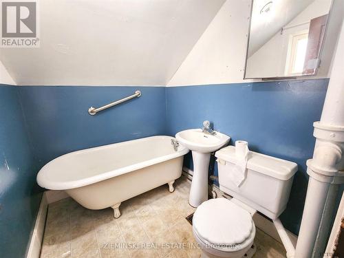 4 Folger Street, Kirkland Lake, ON - Indoor Photo Showing Bathroom