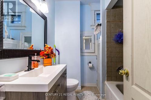 6 Rutherford Avenue, Hamilton, ON - Indoor Photo Showing Bathroom