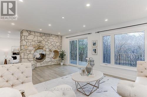 40 Beardmore Crescent, Toronto, ON - Indoor Photo Showing Living Room