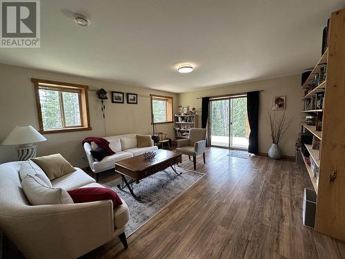 8396 Rainbow Country Road, Bridge Lake, BC - Indoor Photo Showing Living Room
