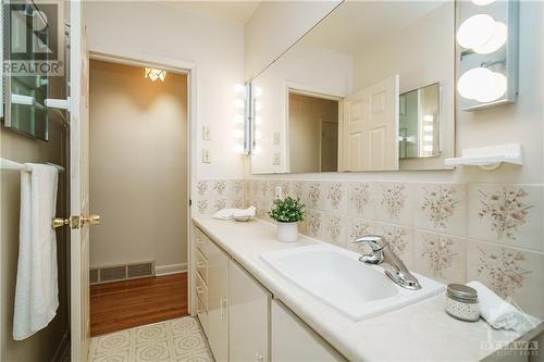 985 Parkhurst Boulevard, Ottawa, ON - Indoor Photo Showing Bathroom