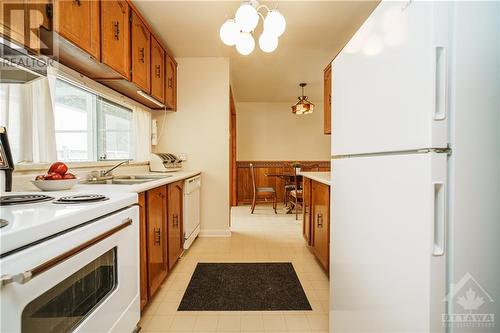 985 Parkhurst Boulevard, Ottawa, ON - Indoor Photo Showing Kitchen With Double Sink