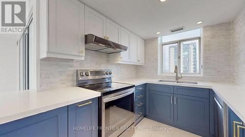 Ph15 - 300 Webb Drive, Mississauga, ON - Indoor Photo Showing Kitchen With Double Sink