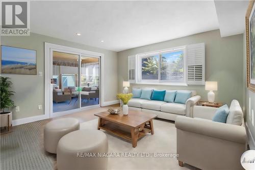 6950 Waterloo Drive, Niagara Falls, ON - Indoor Photo Showing Living Room