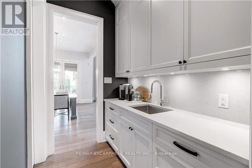 217 Poplar Drive, Burlington, ON - Indoor Photo Showing Kitchen With Upgraded Kitchen
