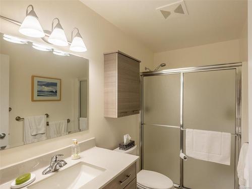 102-9960 Fourth St, Sidney, BC - Indoor Photo Showing Bathroom