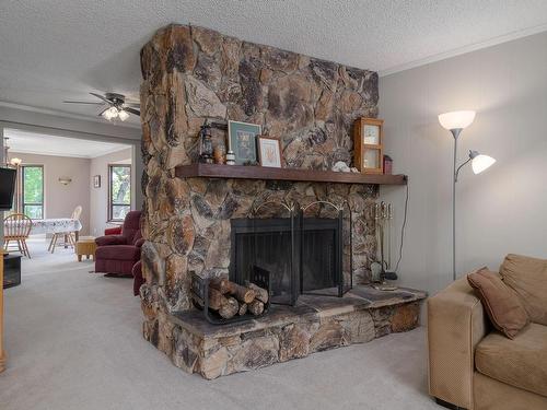 2102 Manchester Lane, Nanaimo, BC - Indoor Photo Showing Living Room With Fireplace
