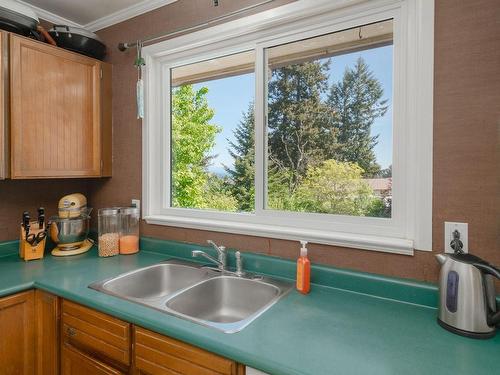 2102 Manchester Lane, Nanaimo, BC - Indoor Photo Showing Kitchen With Double Sink