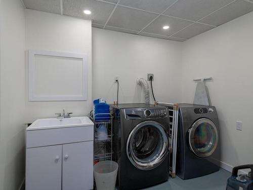 2102 Manchester Lane, Nanaimo, BC - Indoor Photo Showing Laundry Room