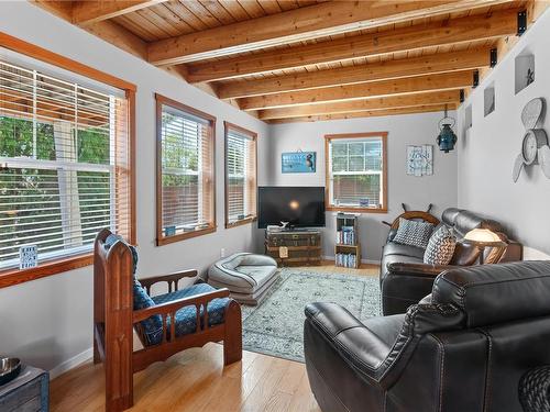 1129 Fifth Ave, Ucluelet, BC - Indoor Photo Showing Living Room