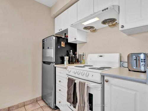1215-1 Lee Centre Dr, Toronto, ON - Indoor Photo Showing Kitchen
