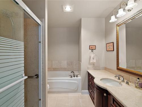 203-2277 Oak Bay Ave, Oak Bay, BC - Indoor Photo Showing Bathroom