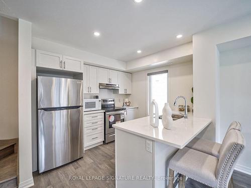 C-21 Lookout Dr, Clarington, ON - Indoor Photo Showing Kitchen