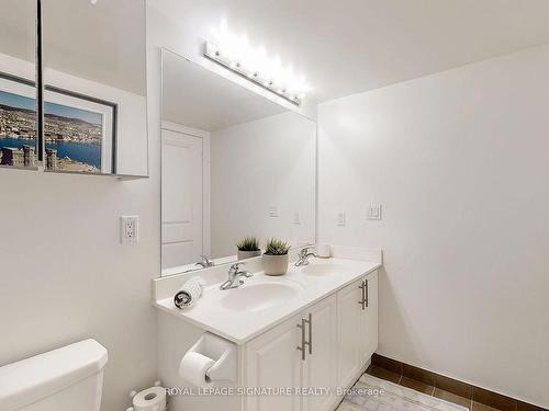 1001-18 Harding Blvd, Richmond Hill, ON - Indoor Photo Showing Bathroom
