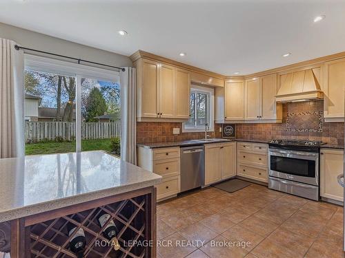 597 Brooks Howard Crt, Newmarket, ON - Indoor Photo Showing Kitchen With Stainless Steel Kitchen