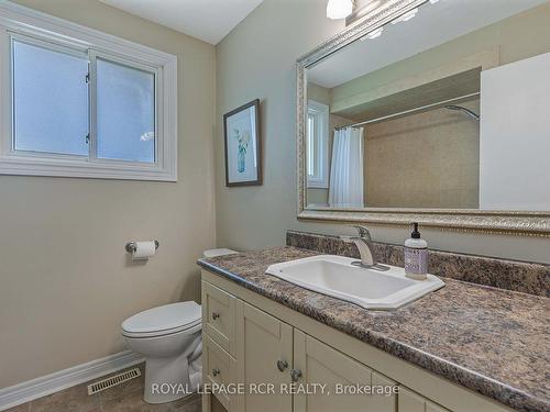 597 Brooks Howard Crt, Newmarket, ON - Indoor Photo Showing Bathroom