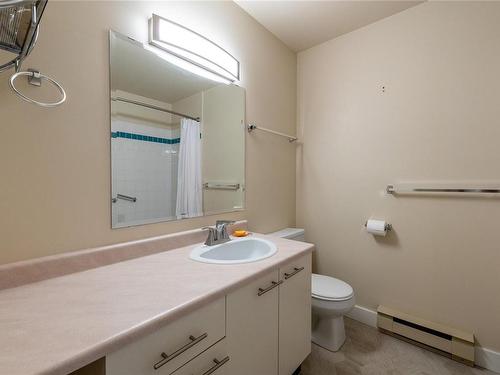 306-2227 James White Blvd, Sidney, BC - Indoor Photo Showing Bathroom