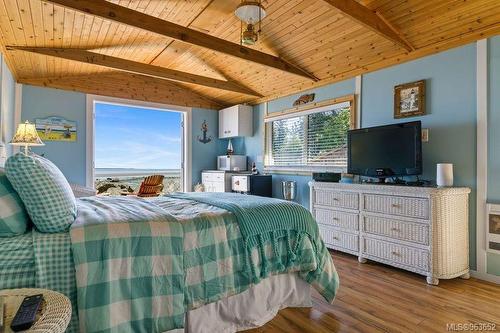 4953 Cordova Bay Rd, Saanich, BC - Indoor Photo Showing Bedroom