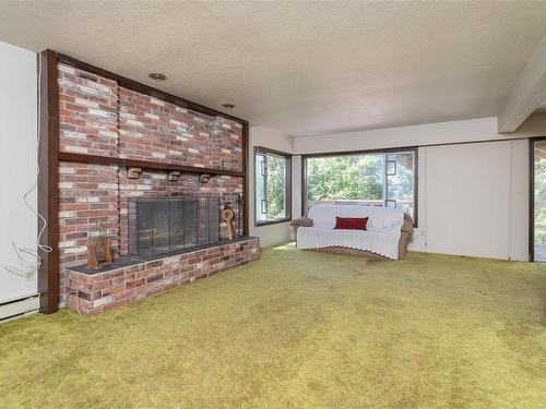 2998 Mallard Ave, Central Saanich, BC - Indoor Photo Showing Living Room With Fireplace