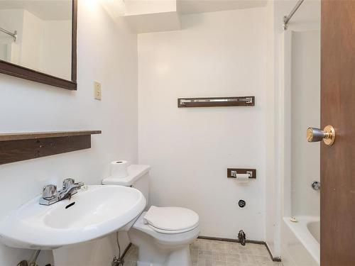 2998 Mallard Ave, Central Saanich, BC - Indoor Photo Showing Bathroom