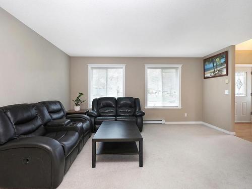 2131 Stirling Pl, Courtenay, BC - Indoor Photo Showing Living Room