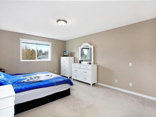 2131 Stirling Pl, Courtenay, BC - Indoor Photo Showing Bedroom