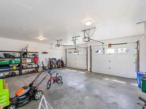 6-6054 York Rd, Duncan, BC - Indoor Photo Showing Garage