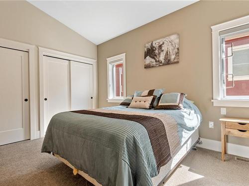 326 Edgewood Cres, Duncan, BC - Indoor Photo Showing Bedroom