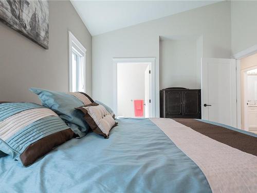 326 Edgewood Cres, Duncan, BC - Indoor Photo Showing Bedroom