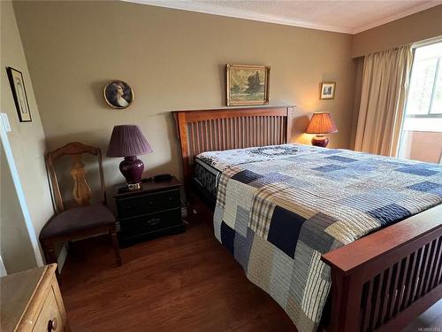 301-935 Fairfield Rd, Victoria, BC - Indoor Photo Showing Bedroom