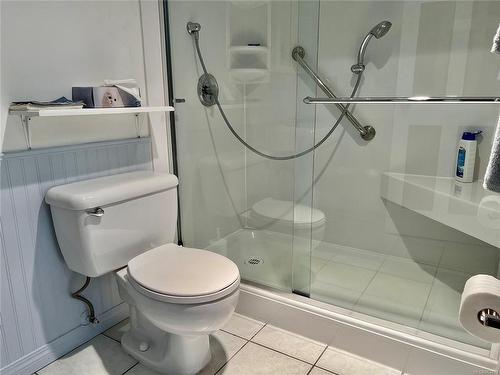 301-935 Fairfield Rd, Victoria, BC - Indoor Photo Showing Bathroom