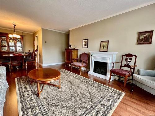 301-935 Fairfield Rd, Victoria, BC - Indoor Photo Showing Living Room With Fireplace