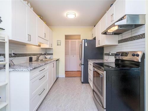 304-1665 Oak Bay Ave, Victoria, BC - Indoor Photo Showing Kitchen With Upgraded Kitchen