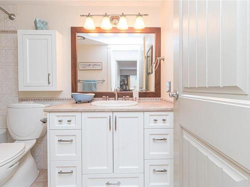 304-1665 Oak Bay Ave, Victoria, BC - Indoor Photo Showing Bathroom