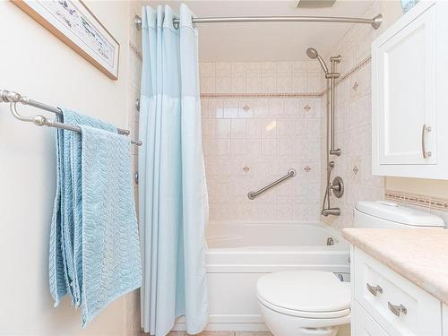 304-1665 Oak Bay Ave, Victoria, BC - Indoor Photo Showing Bathroom