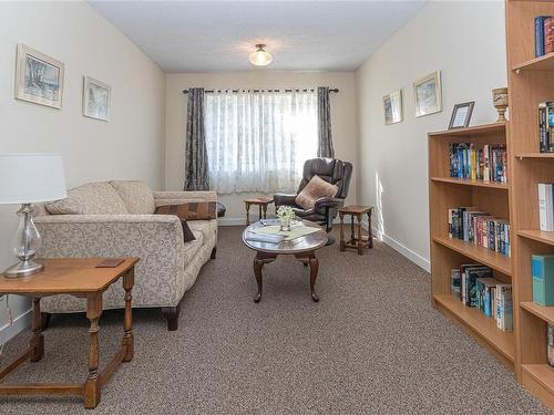 304-1665 Oak Bay Ave, Victoria, BC - Indoor Photo Showing Living Room