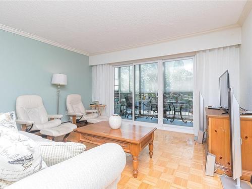 304-1665 Oak Bay Ave, Victoria, BC - Indoor Photo Showing Living Room