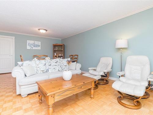 304-1665 Oak Bay Ave, Victoria, BC - Indoor Photo Showing Living Room