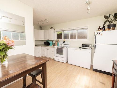145 Sims Ave, Saanich, BC - Indoor Photo Showing Kitchen